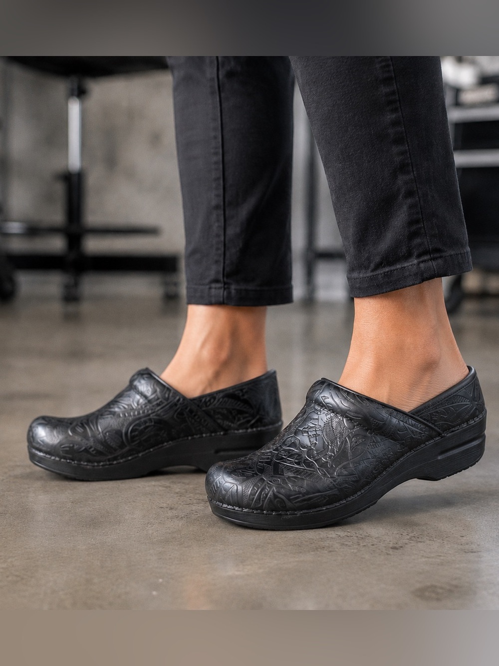 Dansko Professional Women’s EU 37 US 6.5-7 Black Tooled Leather Clogs Work Shoes